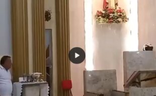 Fiéis fazem um circulo de oração para assaltante que tenta assaltar a igreja, muito lindo